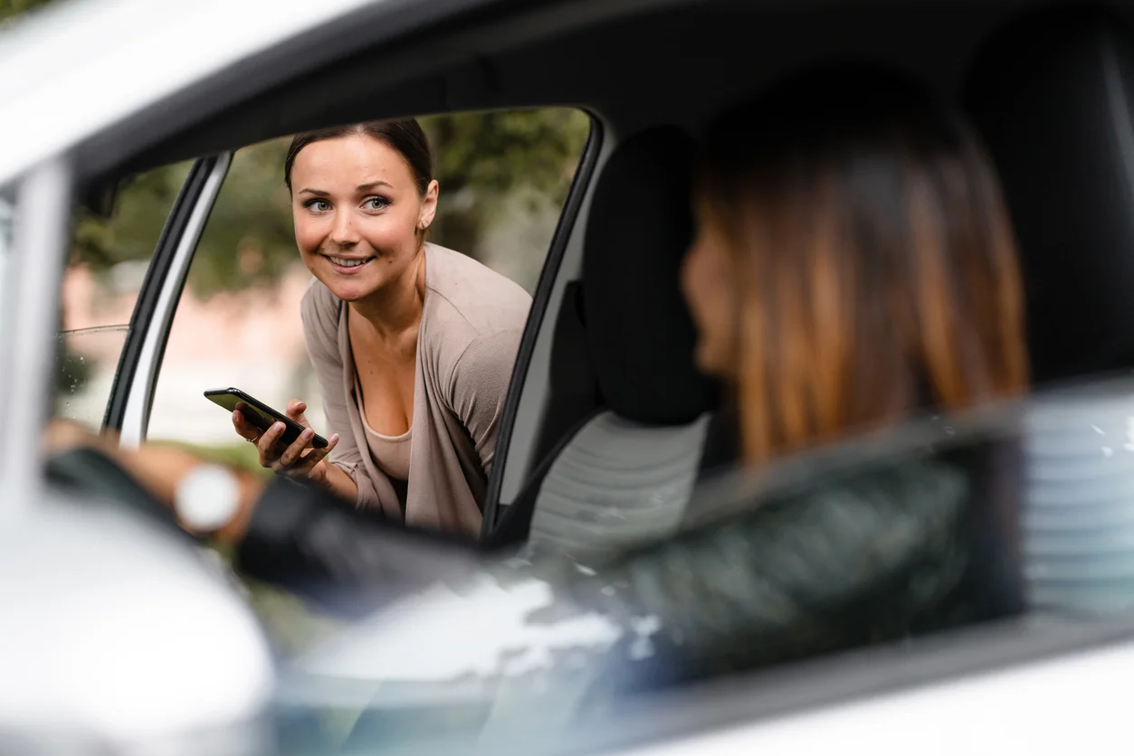Kvinna betalar för en taxiresa i Karlstad