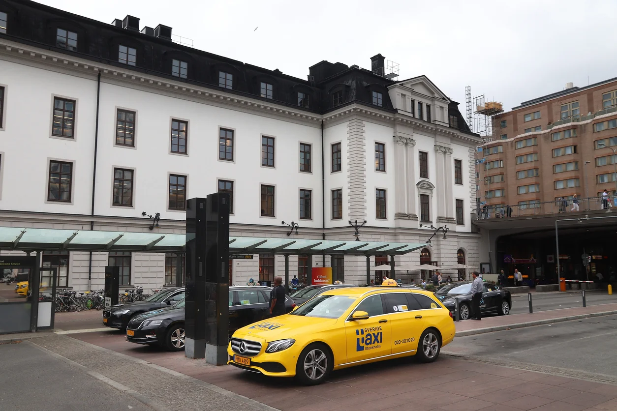 Svensk taxi står vid en taxistation i stadsmiljö